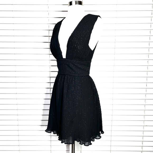 🚫SOLD! NWT🤩|•LA MAISON TALULAH•| V Pleated Chiffon Blk w/Gold Sparkle Dress - Picture 5 of 16